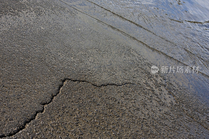 被水浸损毁的路面