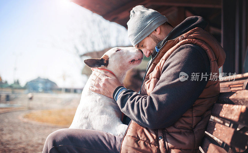 狗和主人之间的爱情时刻。宠物和动物概念