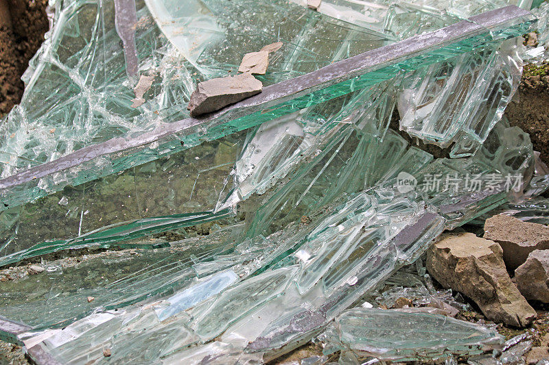 地震后房子里的碎玻璃碎片