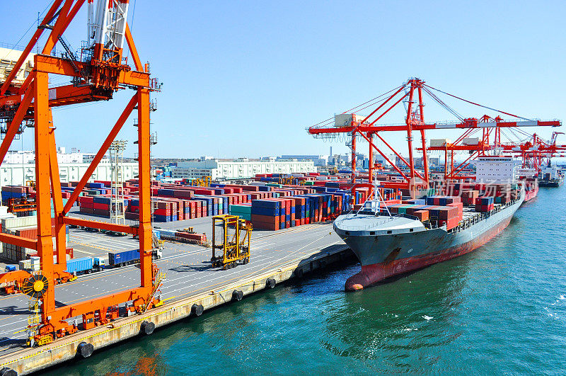 集装箱码头港口的集装箱船。集装箱船在港口码头装卸集装箱