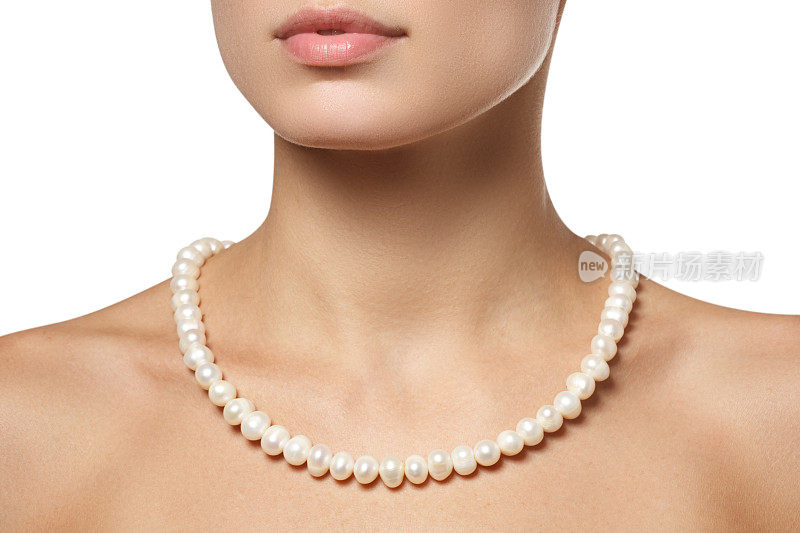 漂亮时尚的珍珠项链挂在脖子上