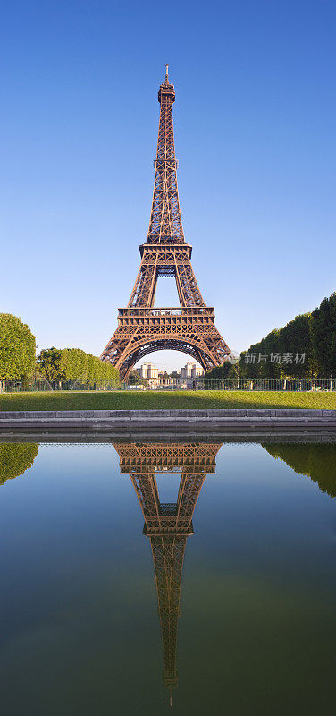 反射的巴黎。