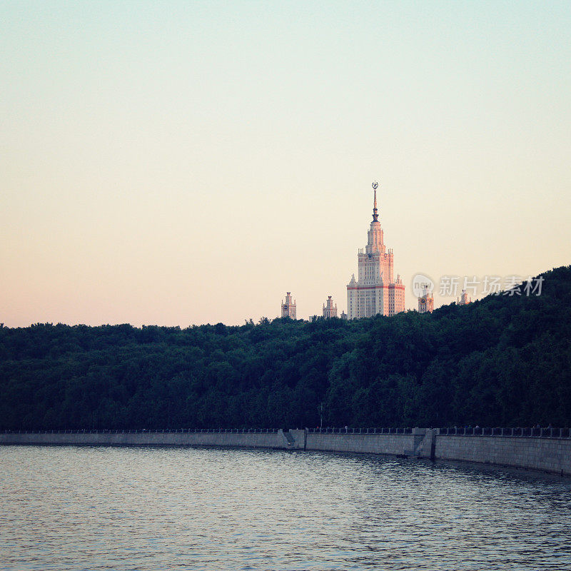 莫斯科州立大学。河岸上的景色。