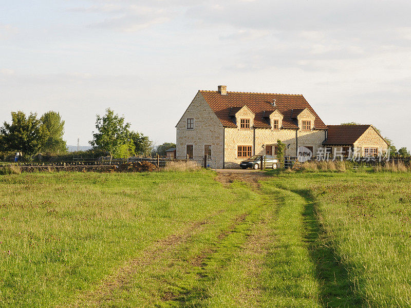 农舍的景色和前面的绿地