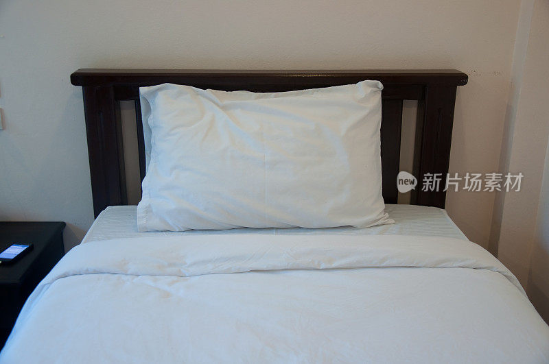 床上的白色枕头床上有舒适柔软的枕头