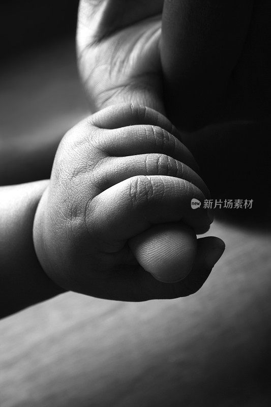 孩子的手牵着母亲的手指