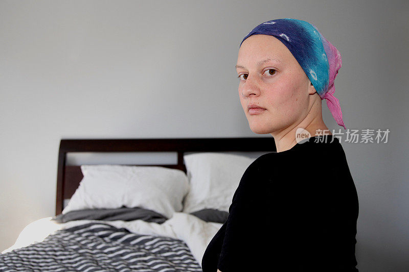 一个戴着头巾的癌症病人的大头照