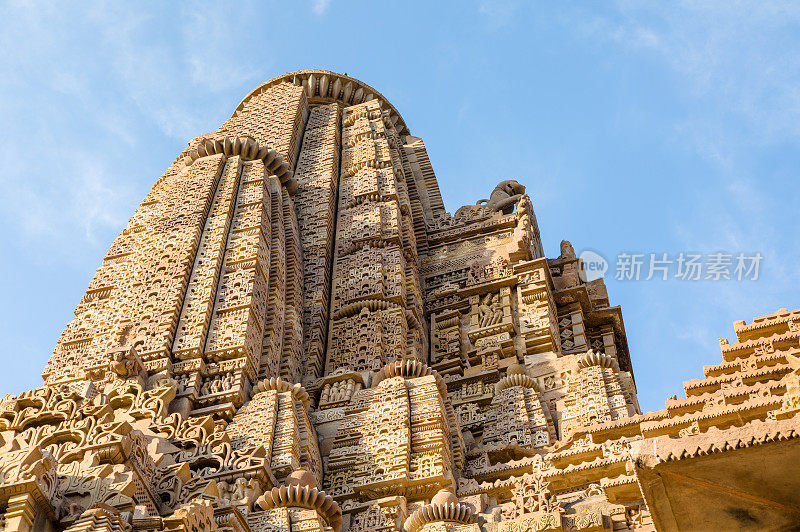 阳光明媚的日子里，卡朱拉霍西部寺庙群的拉克什曼寺庙