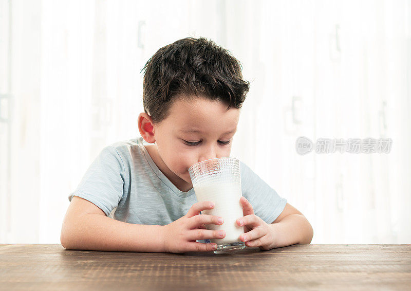 孩子喝着一杯牛奶。