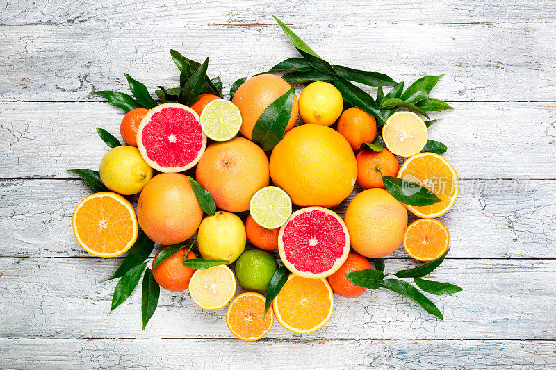 柑橘类水果的背景。什锦新鲜柑橘类水果。橘子，葡萄柚，柠檬，青柠，橘子