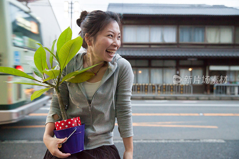 女人带着植物