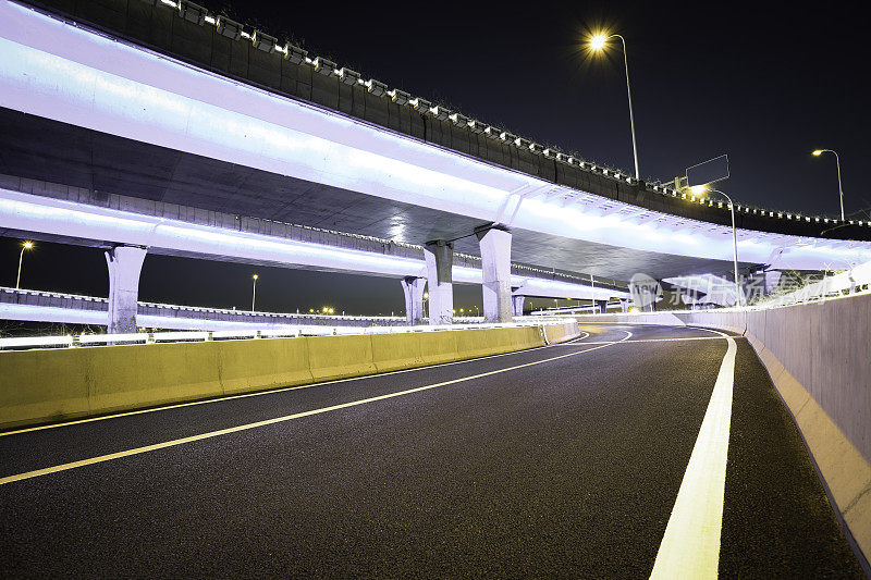 空路楼与城市立交桥高架桥的霓虹灯夜景