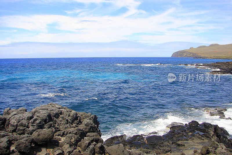 令人印象深刻的复活节岛和戏剧性的海岸线:蓝色的海浪拍打岩石形成的悬崖-拉帕努伊古老文明-田诗般的太平洋在戏剧性的日落，戏剧性的风景全景-智利