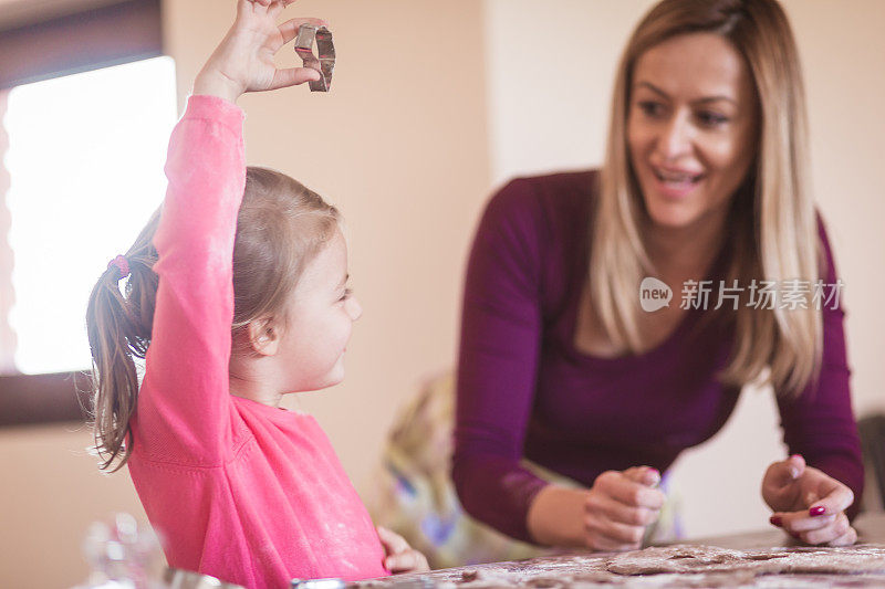 妈妈和女儿一起做饼干