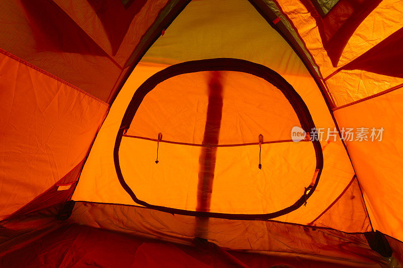 红色露营帐篷