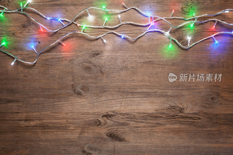 圣诞彩灯放在木桌上