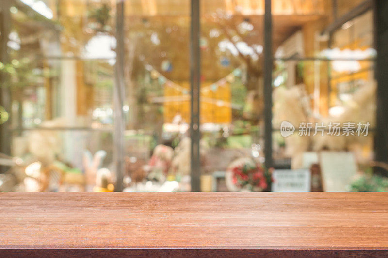 木板空桌面上模糊的背景。透视棕色木桌在咖啡店背景模糊-可以用来模拟蒙太奇产品展示或设计关键视觉布局。