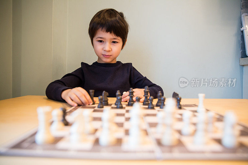 小男孩在下棋