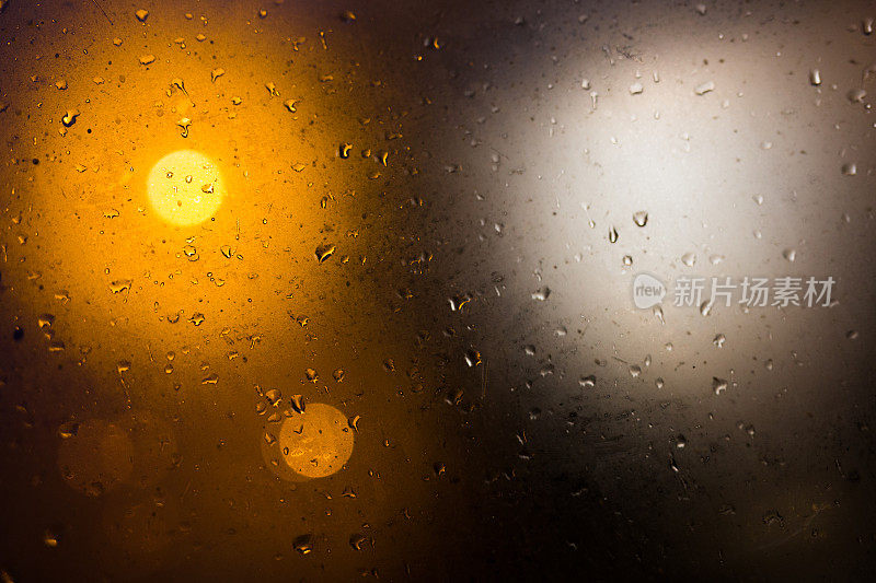 交通灯雨点落夜