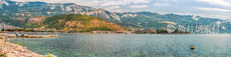 全景的亚得里亚海海湾在布瓦，黑山，那里最受欢迎的海滩位于布瓦里维埃拉。