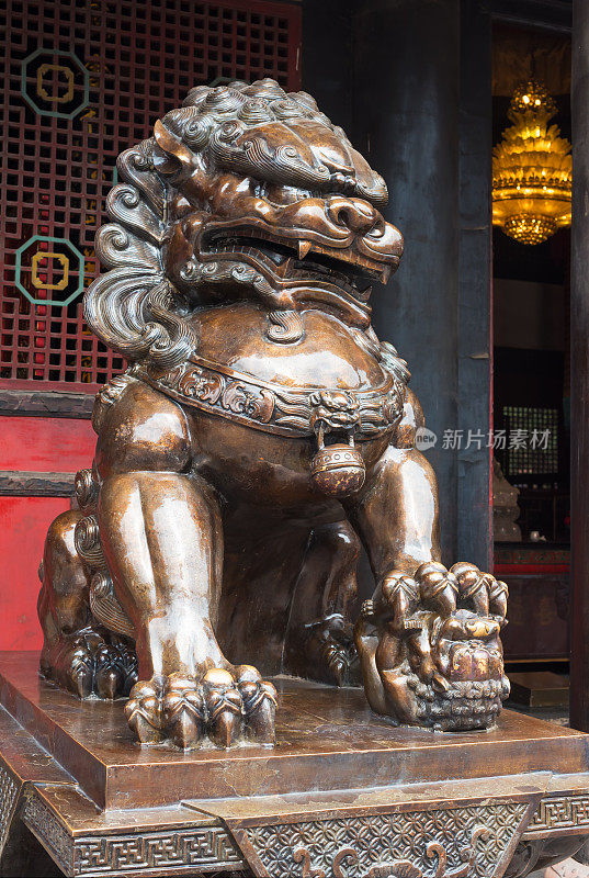 一座佛寺前的狮子铜像