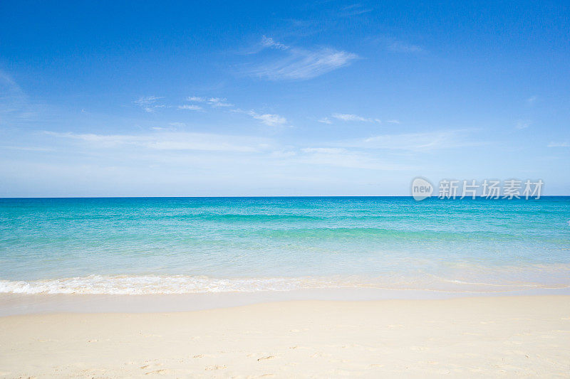 热带海滩海景，阳光灿烂。普吉岛夏日天堂海滩。热带海岸。普吉岛的热带海洋。充满异国情调的夏日海滩，天边的云朵。海边沙滩放松，户外旅游