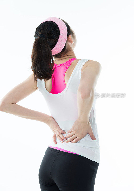 一位背部疼痛的年轻亚洲女性