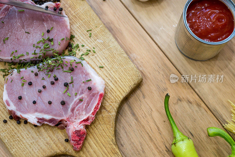 食物。切片的生肉烧烤与新鲜蔬菜肉生牛排。牛排烧烤。西红柿，辣椒，煮肉用的香料。