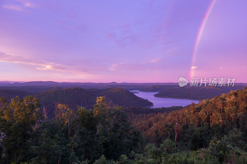 山湖日落时的彩虹