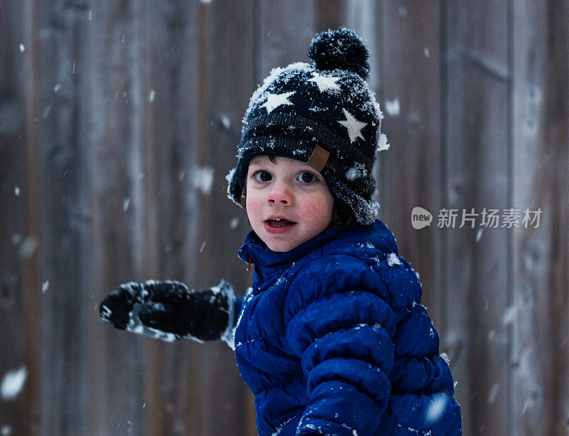 男孩在雪中玩耍