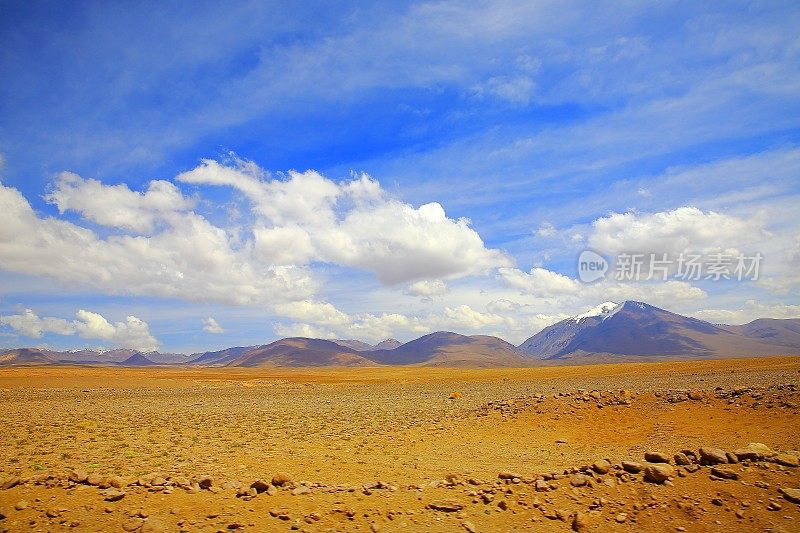 玻利维亚安第斯高原的日出和火山，田诗式的阿塔卡马沙漠，白雪皑皑的火山草原普纳景观全景-波托西地区，玻利维亚安第斯，智利，Bolívia和阿根廷边境