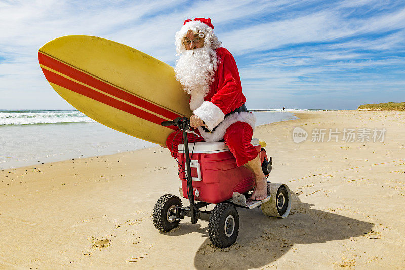 海滩上的圣诞老人骑着电动埃斯基冷却器