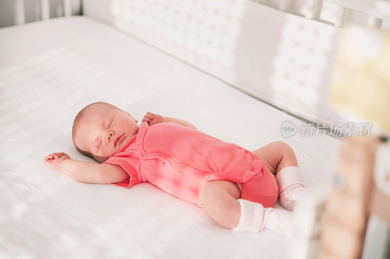 新生女婴在出生后的头几天会睡觉。