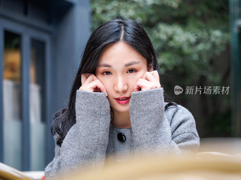 特写时尚美丽的中国女人肖像长发微笑，看着相机，聚焦眼睛。