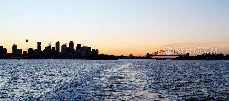 日落时悉尼港的天际线
