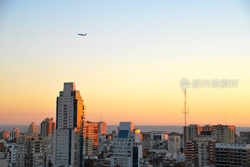清晨的阳光照在布宜诺斯艾利斯的高楼上，伴随着拉普拉塔河和柔和的飞机