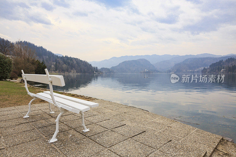 风景湖流血，斯洛文尼亚，欧洲。空旷的公园长椅背景。