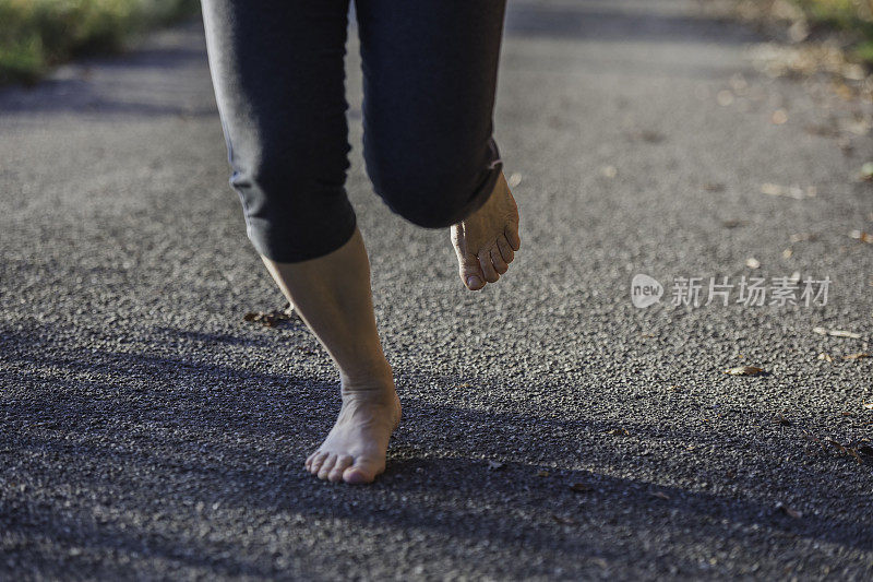 成熟女人跑步，赤脚跑步，树叶，秋天，斯洛文尼亚，欧洲