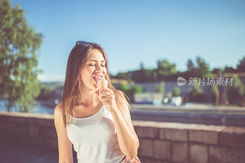 吃冰淇淋的女孩