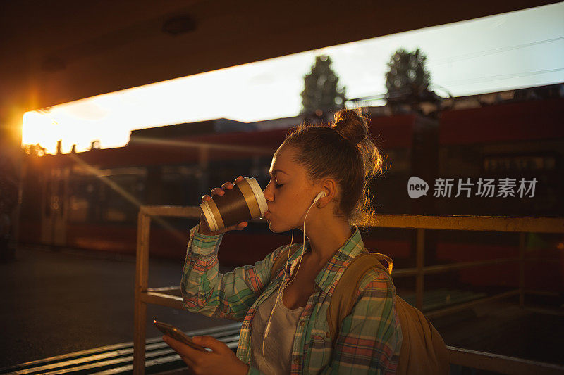 十几岁的女孩在火车站用手机