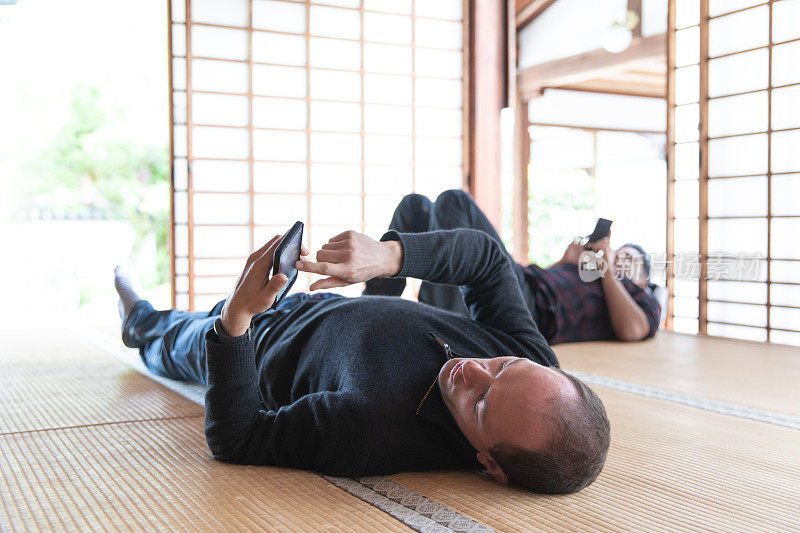 两个男性朋友躺在日本的房间