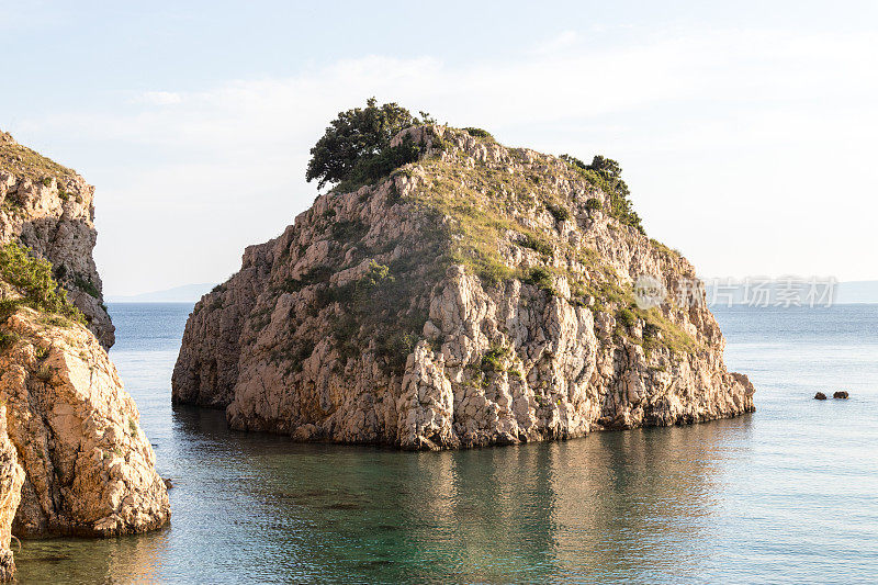 大海中陡峭的小岛