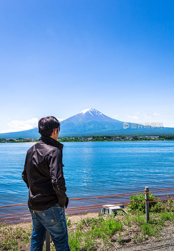 游客们站在那里观赏川口湖和富士山