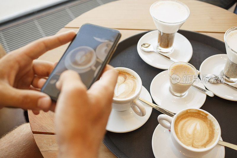 在意大利的里雅斯特，智能手机正在给咖啡拍照。