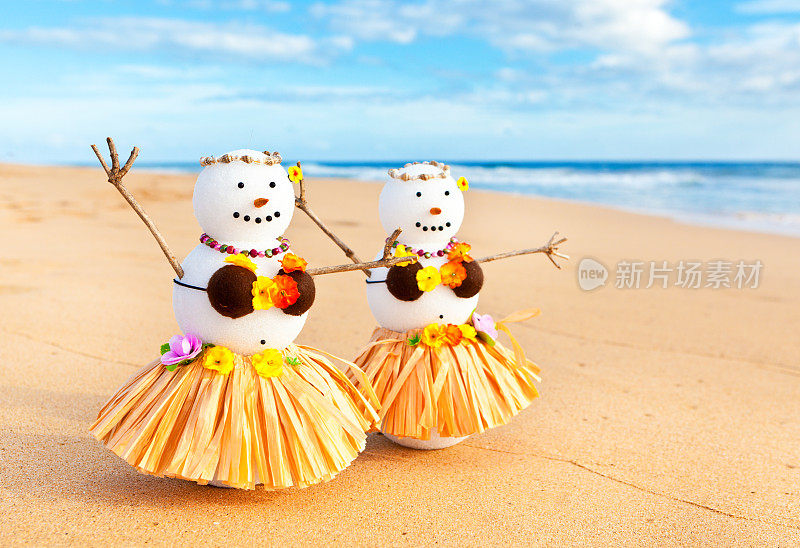 草裙舞舞者雪人女人在海滩上跳舞在他们的寒假