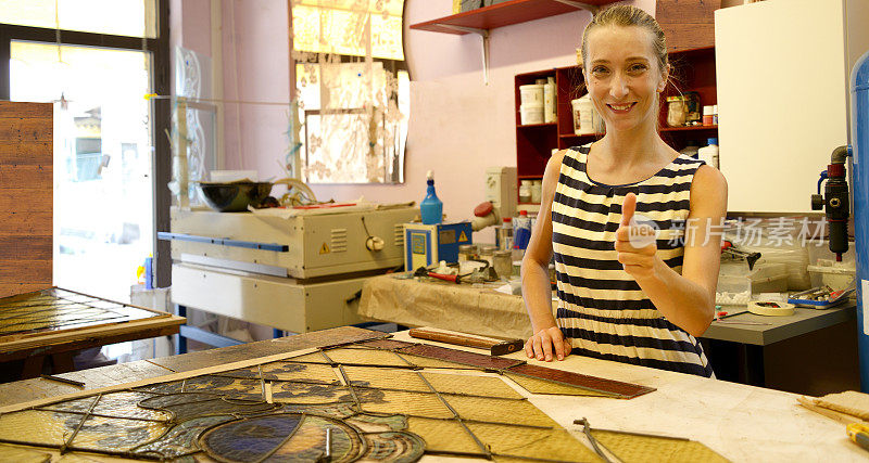 年轻的女工匠修复1890年的旧门玻璃