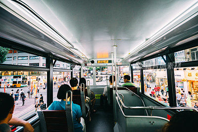 双层巴士在香港的街道上行驶