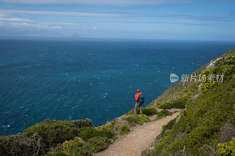 沿着海滨小径徒步旅行