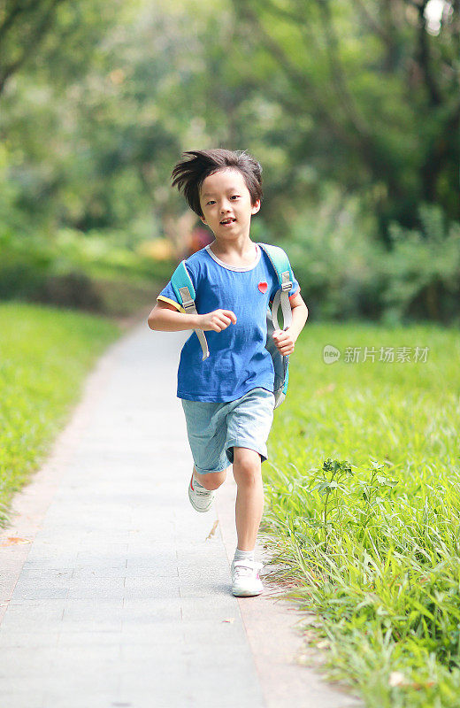 小男孩去上学