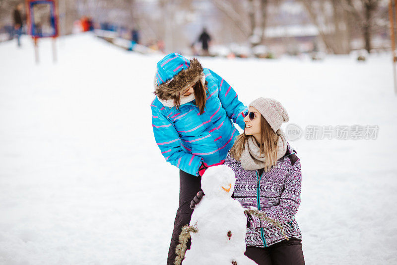 两个朋友堆雪人